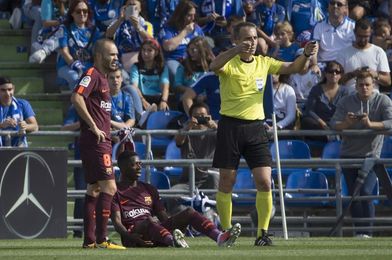 Dembélé se lesiona en Getafe y es sustituido por Deulofeu Dembélé se lesiona en Getafe y es sustituido por Deulofeu