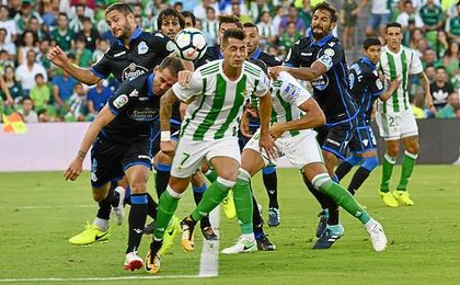 Navarro trata de evitar un remate de Sergio León. Navarro trata de evitar un remate de Sergio León.