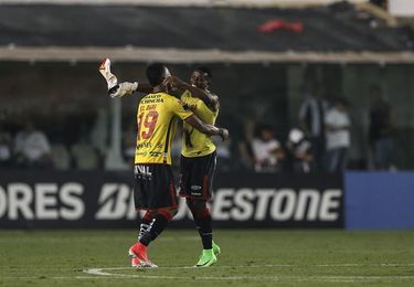 Delfín y Cuenca arriesgan el liderato ante Barcelona y Emelec en Ecuador Delfín y Cuenca arriesgan el liderato ante Barcelona y Emelec en Ecuador