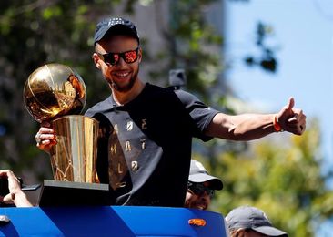 Curry responde a Trump y dice que "no es lo que hacen los líderes" Curry responde a Trump y dice que "no es lo que hacen los líderes"