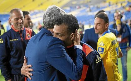 Setién, despidiéndose de sus jugadores en Las Palmas. Setién, despidiéndose de sus jugadores en Las Palmas.