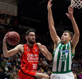 El Betis quiere celebrar su permanencia en la elite con un triunfo sobre el campeón El Betis quiere celebrar su permanencia en la elite con un triunfo sobre el campeón