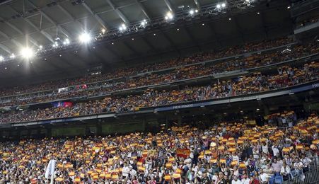 El Bernabéu se llena de banderas españolas El Bernabéu se llena de banderas españolas