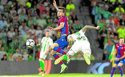 Sanabria, autor de dos goles de cabeza esta temporada, ante el Levante y el Madrid. Sanabria, autor de dos goles de cabeza esta temporada, ante el Levante y el Madrid.