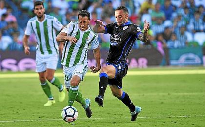 Guardado conduce el balón en el partido ante el Deportivo. Guardado conduce el balón en el partido ante el Deportivo.
