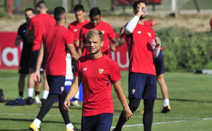 Geis ha vestido la camiseta del Sevilla durante tres minutos. Geis ha vestido la camiseta del Sevilla durante tres minutos.