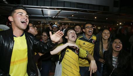 Colombianos se vuelcan a las calles para celebrar la clasificación al Mundial Colombianos se vuelcan a las calles para celebrar la clasificación al Mundial