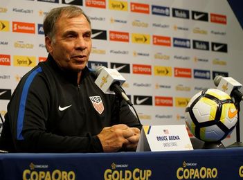 Bruce Arena renuncia como entrenador de la selección de fútbol de EE.UU. Bruce Arena renuncia como entrenador de la selección de fútbol de EE.UU.