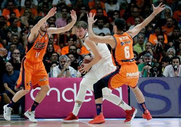 82-86. El Madrid tira de fondo de armario para doblegar al tenaz Valencia 82-86. El Madrid tira de fondo de armario para doblegar al tenaz Valencia