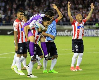 Junior vence y se encarama en el liderato de la liga colombiana Junior vence y se encarama en el liderato de la liga colombiana