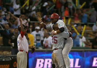 Leones vencen a Tigres y provocan un triple empate en el liderato Leones vencen a Tigres y provocan un triple empate en el liderato