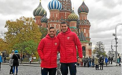Sarabia, junto a David Soria, en la Plaza Roja de Moscú. Sarabia, junto a David Soria, en la Plaza Roja de Moscú.
