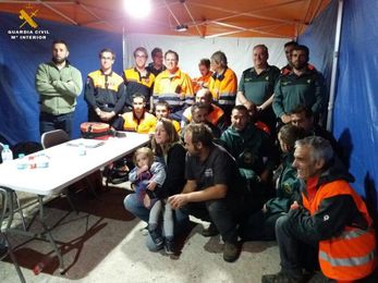 Encuentran dormida y protegida por su perro a una niña de 2 años que estuvo 7 horas perdida en el monte en Ávila Encuentran dormida y protegida por su perro a una niña de 2 años que estuvo 7 horas perdida en el monte en Ávila