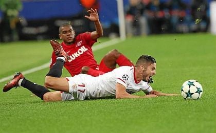 Sarabia, tras recibir una dura entrada de Fernando. Sarabia, tras recibir una dura entrada de Fernando.