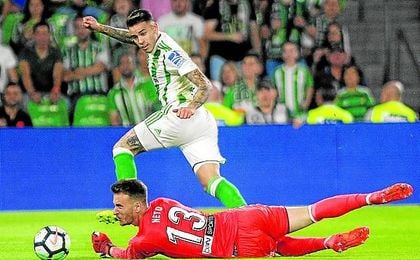 Sanabria sortea a Neto, logrando el que es su quinto gol esta temporada y con el que alcanzaba las cuatro jornadas seguidas marcando. Sanabria sortea a Neto, logrando el que es su quinto gol esta temporada y con el que alcanzaba las cuatro jornadas seguidas marcando.