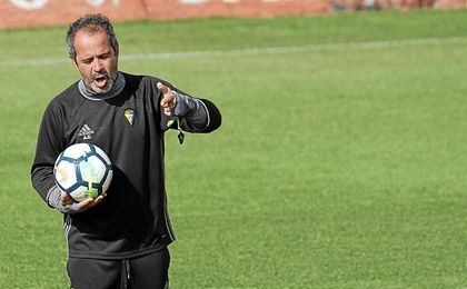 Cervera, en el entrenamiento del Cádiz de este lunes. Cervera, en el entrenamiento del Cádiz de este lunes.