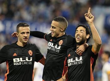 0-2. El Valencia deja casi sentenciada la eliminatoria en La Romareda 0-2. El Valencia deja casi sentenciada la eliminatoria en La Romareda