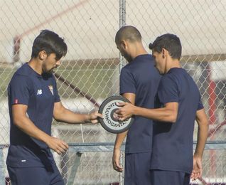 Nolito y Franco Vázquez se quedaron en Sevilla y viajaron solo dieciséis Nolito y Franco Vázquez se quedaron en Sevilla y viajaron solo dieciséis