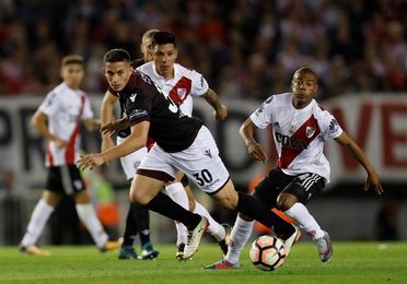 1-0. Scocco vuelve a vestirse de héroe y deja a River Plate cerca de la final 1-0. Scocco vuelve a vestirse de héroe y deja a River Plate cerca de la final