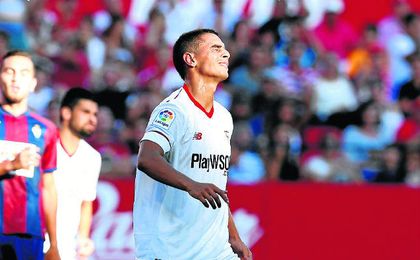 Ben Yedder, máximo goleador sevillista con siete dianas, lamenta una ocasión fallada, imagen habitual en los nervionenses este curso. Ben Yedder, máximo goleador sevillista con siete dianas, lamenta una ocasión fallada, imagen habitual en los nervionenses este curso.