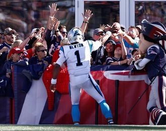 3-17. Newton conduce el ataque aéreo y derrota a los Buccaneers 3-17. Newton conduce el ataque aéreo y derrota a los Buccaneers