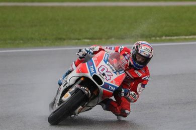 Las órdenes de equipo dan aliento a Dovizioso hasta el final Las órdenes de equipo dan aliento a Dovizioso hasta el final