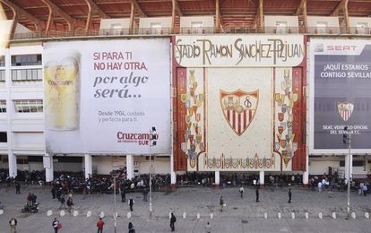 La Policía retira 6 abonos del Sevilla vendidos indebidamente a seguidores rusos La Policía retira 6 abonos del Sevilla vendidos indebidamente a seguidores rusos