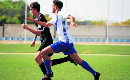 Raúl Rojas (izquierda), en un lance ante el Atlético Onubense. Raúl Rojas (izquierda), en un lance ante el Atlético Onubense.