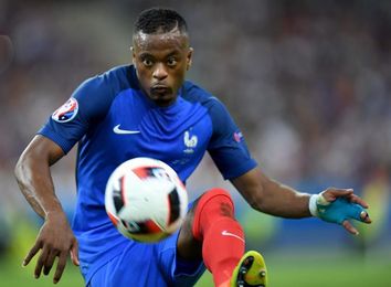 Patrick Evra, apartado del Olympique de Marsella por la patada a un hincha Patrick Evra, apartado del Olympique de Marsella por la patada a un hincha