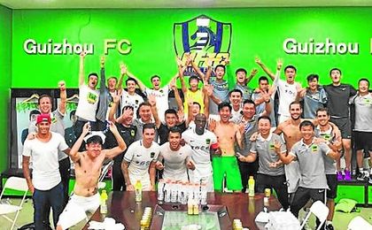 El canario, celebrando la permanencia con el resto del equipo. El canario, celebrando la permanencia con el resto del equipo.
