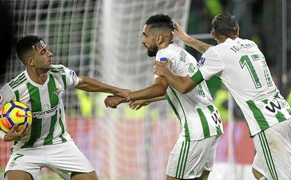 Boudebouz, entre Sergio León y Joaquín tras marcar su gol. Boudebouz, entre Sergio León y Joaquín tras marcar su gol.