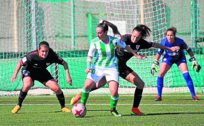 Paula Moreno, encimada por dos jugadores del Athletic durante el encuentro de este domingo. Paula Moreno, encimada por dos jugadores del Athletic durante el encuentro de este domingo.