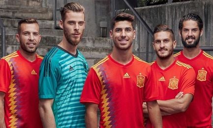 Un efecto óptico en la nueva camiseta de La Roja levanta polémica Un efecto óptico en la nueva camiseta de La Roja levanta polémica