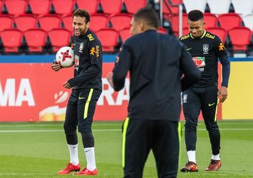 Neymar se entrena con Brasil en el Parque de los Príncipes de París Neymar se entrena con Brasil en el Parque de los Príncipes de París