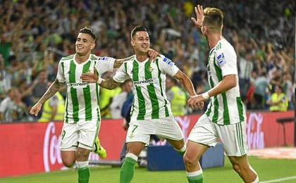 Sanabria, Sergio León y Fabián celebran un gol en el Benito Villamarín. Sanabria, Sergio León y Fabián celebran un gol en el Benito Villamarín.