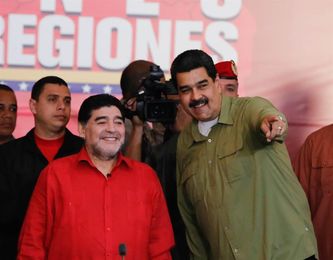 Maradona comparte con jóvenes futbolistas y se declara "soldado de Maduro" Maradona comparte con jóvenes futbolistas y se declara "soldado de Maduro"