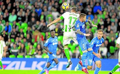 Joaquín Sánchez se impone en el salto a Vitorino Antunes durante el encuentro ante el Getafe (2-2). Joaquín Sánchez se impone en el salto a Vitorino Antunes durante el encuentro ante el Getafe (2-2).