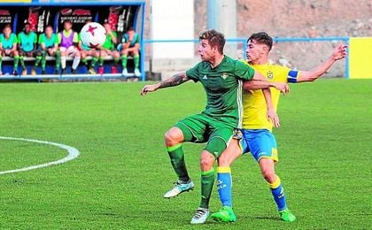 Aitor Ruibal protege ayer una pelota ante la presión del capitán de Las Palmas Atlético, Carlos González. Aitor Ruibal protege ayer una pelota ante la presión del capitán de Las Palmas Atlético, Carlos González.