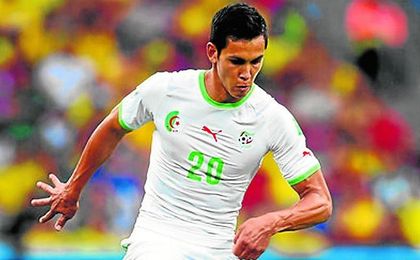Mandi, con la selección argelina. Mandi, con la selección argelina.