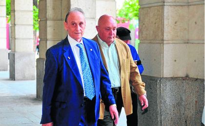 Manuel Ruiz de Lopera sigue ingresado en el Hospital Fátima de Sevilla. Manuel Ruiz de Lopera sigue ingresado en el Hospital Fátima de Sevilla.