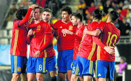 Los compañeros de Fabián (con el 8) le felicitan por su tanto ante Islandia sub 21. Los compañeros de Fabián (con el 8) le felicitan por su tanto ante Islandia sub 21.