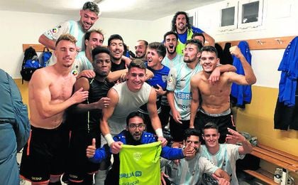 La Lebrijana festeja la victoria conseguida ante el Espeleño en el vestuario del Municipal de Espiel. La Lebrijana festeja la victoria conseguida ante el Espeleño en el vestuario del Municipal de Espiel.