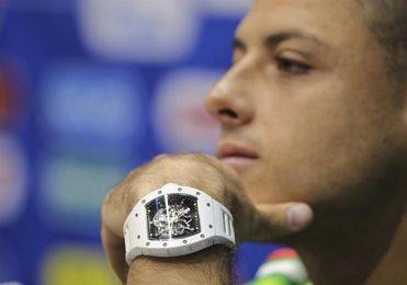 Chicharito niega haber pedido salir y reitera su compromiso con el West Ham Chicharito niega haber pedido salir y reitera su compromiso con el West Ham