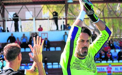 Ramón, portero del Alcalá, saludando al público. Ramón, portero del Alcalá, saludando al público.