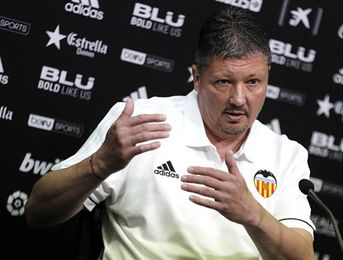 Penev deja de entrenar al Mestalla y opta a presidir la federación búlgara Penev deja de entrenar al Mestalla y opta a presidir la federación búlgara
