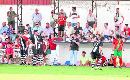Ángel Domínguez, entrenador del Mairena, pendiente de su equipo en un partido. Ángel Domínguez, entrenador del Mairena, pendiente de su equipo en un partido.