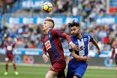 1-2. El Eibar coge aire y se lleva el duelo vasco ante un Alavés con urgencias 1-2. El Eibar coge aire y se lleva el duelo vasco ante un Alavés con urgencias