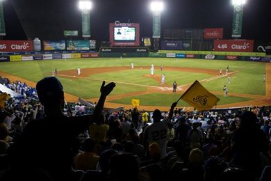 Las Águilas vencen los Leones y asumen el liderato en el béisbol dominicano Las Águilas vencen los Leones y asumen el liderato en el béisbol dominicano
