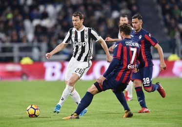 El Juventus golea 3-0 al Crotone y se coloca a 4 puntos del líder Nápoles El Juventus golea 3-0 al Crotone y se coloca a 4 puntos del líder Nápoles