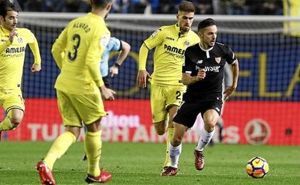 Sarabia conduce el balón ante la presión del Villarreal. Sarabia conduce el balón ante la presión del Villarreal.